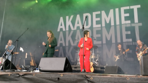 Akademiet_ Rie Rasmussen og Esther Brohus synger _I see Rain