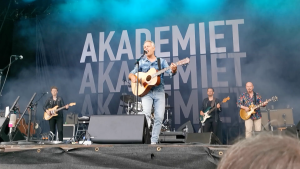 Akademiet og Nikolaj_ Sidder på en raket